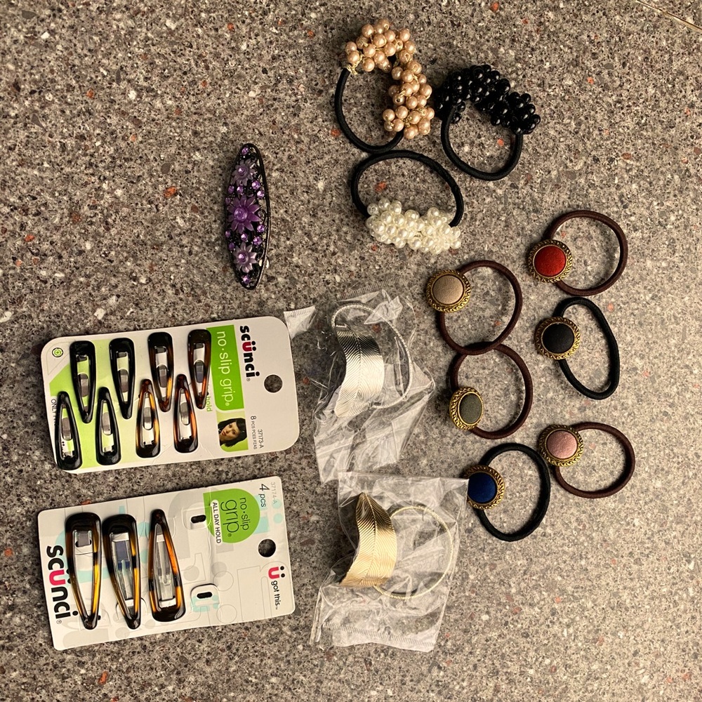 Various hair ties/barrettes